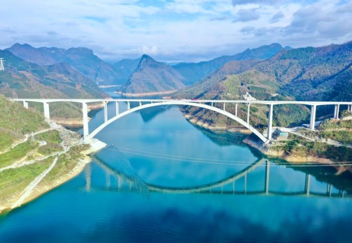 三刷世界紀(jì)錄 世界最大跨徑拱橋天峨龍灘特大橋建成通車